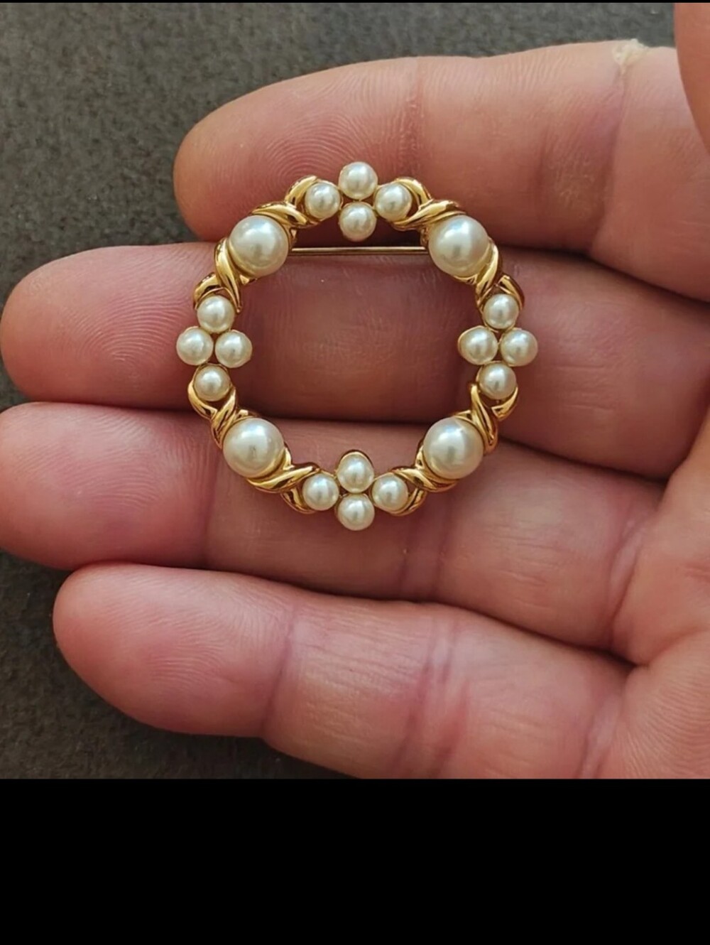 1980s Gold Tone Faux Pearl Open Circle Wreath Brooch Pin.